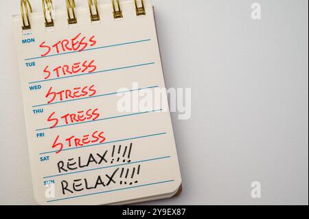 Calendario con i giorni della settimana, e le parole sottolineano e burnout, scritte ogni giorno. Stress, ansia e burnout. Foto Stock