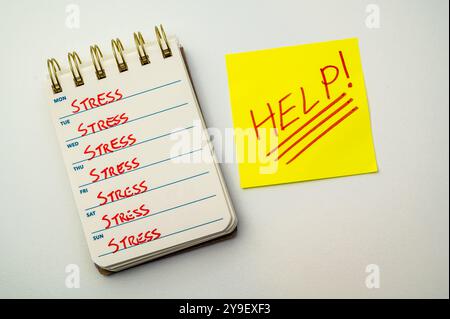 Calendario con i giorni della settimana, e le parole sottolineano e burnout, scritte ogni giorno. Stress, ansia e burnout. Foto Stock