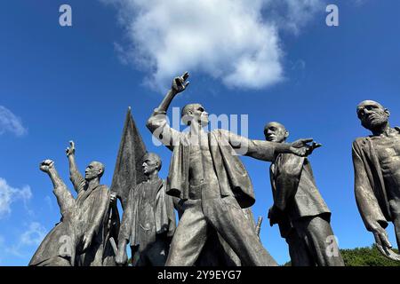 KZ Buchenwald DEU, Deutschland, Germania, Weimar, Thüringen, Thueringen, Turingia, 29.07.2024 Skulptur vom Buchenwald-Mahnmal von 1958 Bildhauer Fritz Cremer als Symbol fuer befreite kommunistische Widerstandskaempfer nahe der Gedenkstaette vom ehemaligen Konzentrationslager KZ Buchenwald bei Weimar im Freistaat Thüringen Thueringen Deutschland . Die heutige Nationale Mahn- und Gedenkstaette auf dem einst eines der groessten Konzentrationslager auf deutschem Boden wurde zwischen 1937 und 1945 auf dem Ettersberg als Haftstaette zur Zwangsarbeit betrieben. Insgesamt waren nel diesem ZeitRaum etwa Foto Stock