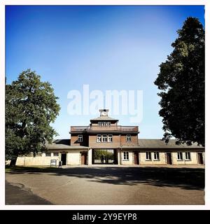 KZ Buchenwald DEU, Deutschland, Germania, Weimar, Thüringen, Thueringen, Turingia, 29.07.2024 Gelaende mit Torgebaeude und Hauptwachtturm auf der Gedenkstaette vom ehemaligen Konzentrationslager KZ Buchenwald bei Weimar im Freistaat Thüringen Thueringen Deutschland . Die heutige Nationale Mahn- und Gedenkstaette auf dem einst eines der groessten Konzentrationslager auf deutschem Boden wurde zwischen 1937 und 1945 auf dem Ettersberg als Haftstaette zur Zwangsarbeit betrieben. Insgesamt waren in diesem ZeitRaum etwa 277,800 Menschen aus 50 Ländern im Konzentrationslager Buchenwald inhaftiert. Di Foto Stock