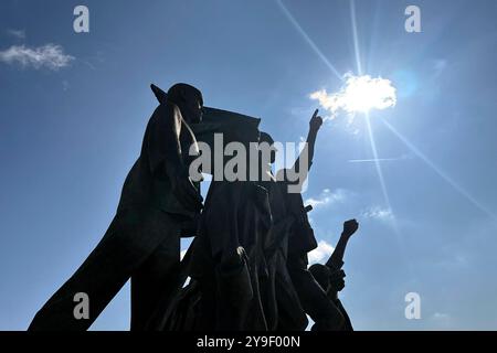 KZ Buchenwald DEU, Deutschland, Germania, Weimar, Thüringen, Thueringen, Turingia, 29.07.2024 Skulptur vom Buchenwald-Mahnmal von 1958 Bildhauer Fritz Cremer als Symbol fuer befreite kommunistische Widerstandskaempfer nahe der Gedenkstaette vom ehemaligen Konzentrationslager KZ Buchenwald bei Weimar im Freistaat Thüringen Thueringen Deutschland . Die heutige Nationale Mahn- und Gedenkstaette auf dem einst eines der groessten Konzentrationslager auf deutschem Boden wurde zwischen 1937 und 1945 auf dem Ettersberg als Haftstaette zur Zwangsarbeit betrieben. Insgesamt waren nel diesem ZeitRaum etwa Foto Stock