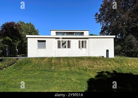 AM Horn Bauhaus Weimar DEU, Deutschland, Germania, Weimar, Thüringen, Thueringen, Turingia, 30.07.2024 Das Musterhaus am Horn ein Versuchshaus vom Bauhaus nach einem Entwurf von Georg Muche fuer die erste Bauhausausstellung von 1923 a Weimar Thueringen Deutschland . DAS Bauhaus War eine beruehmte Kunst-, Design- und Architekturschule der klassischen moderne von 1919 bis 1932. en: La casa modello Am Horn è una casa sperimentale Bauhaus basata su un progetto di Georg Muche per la prima mostra Bauhaus nel 1923 a Weimar Turingia Germania. Il Bauhaus è stato un famoso centro di arte, design e architettura sch Foto Stock