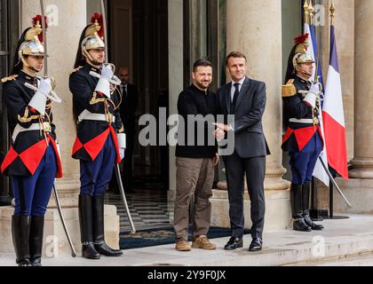 Saint Ouen, Parigi, Francia. 10 ottobre 2024. Il Presidente della Repubblica ha dato il benvenuto al Presidente dell'Ucraina, Volodymyr ZELENSKY all'Elysée Palace, giovedì 10 ottobre 2024. (Credit Image: © Sadak Souici/ZUMA Press Wire) SOLO PER USO EDITORIALE! Non per USO commerciale! Foto Stock