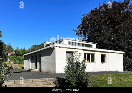 AM Horn Bauhaus Weimar DEU, Deutschland, Germania, Weimar, Thüringen, Thueringen, Turingia, 30.07.2024 Das Musterhaus am Horn ein Versuchshaus vom Bauhaus nach einem Entwurf von Georg Muche fuer die erste Bauhausausstellung von 1923 a Weimar Thueringen Deutschland . DAS Bauhaus War eine beruehmte Kunst-, Design- und Architekturschule der klassischen moderne von 1919 bis 1932. en: La casa modello Am Horn è una casa sperimentale Bauhaus basata su un progetto di Georg Muche per la prima mostra Bauhaus nel 1923 a Weimar Turingia Germania. Il Bauhaus è stato un famoso centro di arte, design e architettura sch Foto Stock