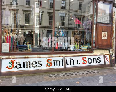 Jas. Smith & Sons, Umbrellas, fondata nel 1830, Bloomsbury, Londra, Inghilterra. Foto Stock
