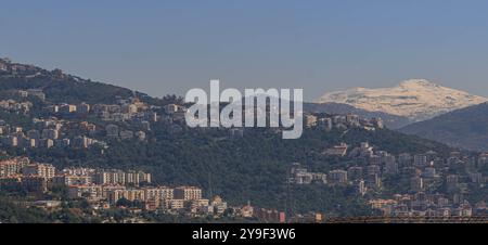 Il panorama panoramico delle colline del sobborgo di Beirut, con montagne innevate sullo sfondo, nella capitale del Libano. Foto Stock