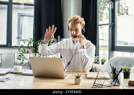 In un ufficio elegante e moderno, un uomo d'affari di colore rosso collabora a un progetto tramite videochiamata, concentrato e impegnato. Foto Stock