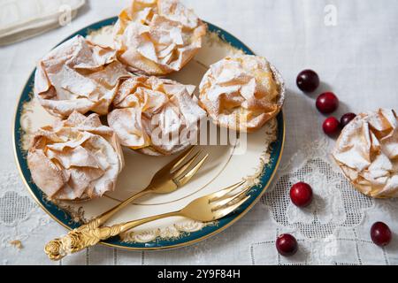 Raffinate torte tritate finemente lavorate spolverate con zucchero a velo, servite su pregiate porcellane con posate dorate, perfette per una lussuosa festa natalizia Foto Stock