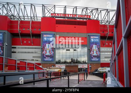 Vista del Sir Alex Ferguson Stand (e statua) allo stadio del Manchester United, Old Trafford, Salford Foto Stock