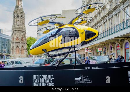 10 ottobre 2024 Londra. Un progetto per un aereo elettrico a decollo e atterraggio verticale (eVTOL) che dovrebbe essere in servizio come aereo taxi a Dubai entro il 2026 è esposto fuori dalla stazione ferroviaria di Charing Cross a Londra. Foto Stock