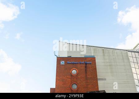Ewood Park, Blackburn, Lancashire, Regno Unito. Sede di uno dei membri fondatori della lega di football Blackburn Rovers Football Club. Blackburn End Stand Foto Stock
