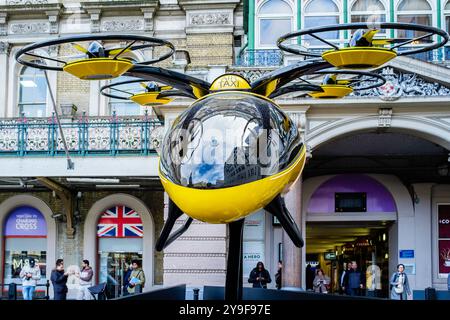10 ottobre 2024 Londra. Un progetto per un aereo elettrico a decollo e atterraggio verticale (eVTOL) che dovrebbe essere in servizio come aereo taxi a Dubai entro il 2026 è esposto fuori dalla stazione ferroviaria di Charing Cross a Londra. Foto Stock