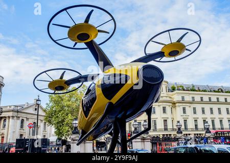10 ottobre 2024 Londra. Un progetto per un aereo elettrico a decollo e atterraggio verticale (eVTOL) che dovrebbe essere in servizio come aereo taxi a Dubai entro il 2026 è esposto fuori dalla stazione ferroviaria di Charing Cross a Londra. Foto Stock
