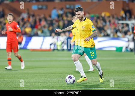 Adelaide Oval, Adelaide, Australia 10 ottobre 2024, Internazionale, qualificazione ai Mondiali, AFC Australia vs China PR, Socceroo; Aiden o'NEILL mette l'Australia in attacco contro la Cina PR ad Adelaide Oval Credit; Mark Willoughby/ALAMY Live News Foto Stock