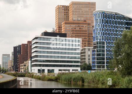 Moderni ed alti edifici di appartamenti nel quartiere degli affari - Zuidas, Amsterdam. Foto Stock