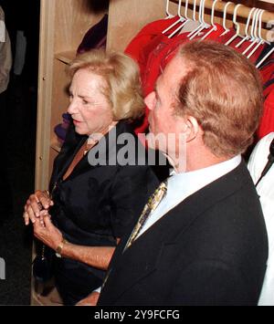 Washington, Stati Uniti d'America. 09 agosto 2015. In questa foto datata 21 aprile 1998, Frank Gifford, Right, e Ethel Kennedy, a sinistra, visita la nuova controversa mostra sugli sweatshops allo Smithsonian Museum of American History di Washington, DC la famiglia di Gifford ha annunciato la sua scomparsa domenica 9 agosto 2015. credito: Ron Sachs/CNP/Sipa USA Credit: SIPA USA/Alamy Live News Foto Stock