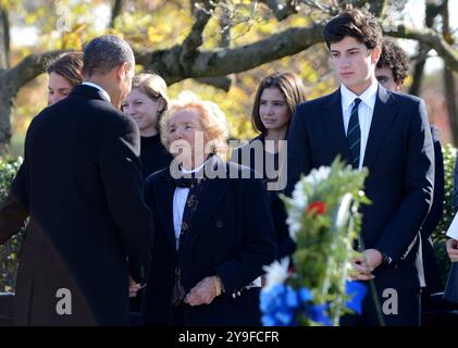 Il presidente degli Stati Uniti Barack Obama parla con Ethel Kennedy, vedova dell'ex procuratore generale e senatore Robert F. Kennedy (democratico di New York) dopo aver deposto una corona nel cimitero del presidente John F. Kennedy all'Arlington National Cemetery di Arlington, Virginia, il 20 novembre 2013. Questo venerdì ricorrerà il 50° anniversario dell'assassinio del presidente Kennedy. Jack Schlossberg, figlio dell'Ambasciatore americano in Giappone Caroline Kennedy e nipote del Presidente Kennedy, guarda da destra. Credito: Pat Benic/Pool via CNP/Sipa USA Foto Stock