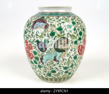 Antico 19thc. Vaso di porcellana cinese Famille verte buddhista. Foto Stock