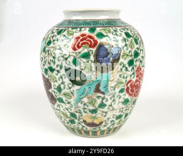 Antico 19thc. Vaso di porcellana cinese Famille verte buddhista. Foto Stock