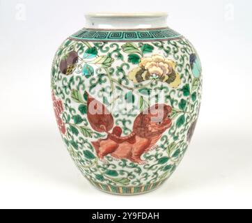 Antico 19thc. Vaso di porcellana cinese Famille verte buddhista. Foto Stock