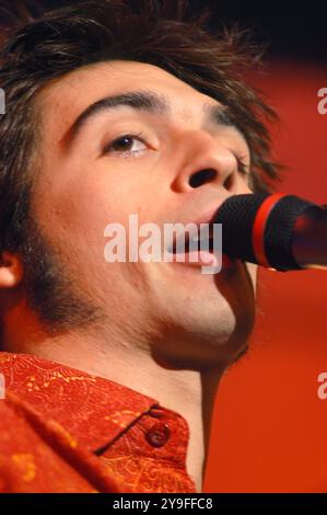 Milano Italia 01/10/2003 : Francesco Sarcina cantante della rock band italiana le vibrazioni, durante lo spettacolo televisivo "Top of the Pop" Foto Stock