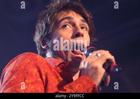 Milano Italia 01/10/2003 : Francesco Sarcina cantante della rock band italiana le vibrazioni, durante lo spettacolo televisivo "Top of the Pop" Foto Stock