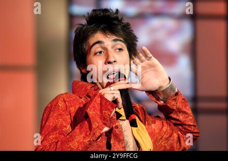 Milano Italia 01/10/2003 : Francesco Sarcina cantante della rock band italiana le vibrazioni, durante lo spettacolo televisivo "Top of the Pop" Foto Stock