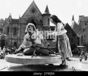 Il gobbo di Notre Dame. Foto pubblicata dal film del 1923 il gobbo di Notre Dame con Lon Chaney e Ruth Miller. Foto Stock