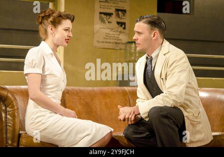 Jessica Raine (Cleo Singer), Joseph Millson (Ben Stark) in ROCKET TO THE MOON di Clifford Odets al Lyttelton Theatre, National Theatre (NT), Londra SE1 30/03/2011 design: Anthony Ward illuminazione: Mark Henderson regista: Angus Jackson Foto Stock