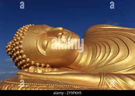 Buddha dorato sdraiato al Wat Phranon Laem Pho (statua del Buddha sdraiato) famose attrazioni pubbliche di Koh Yo, Songkhla, Thailandia Foto Stock