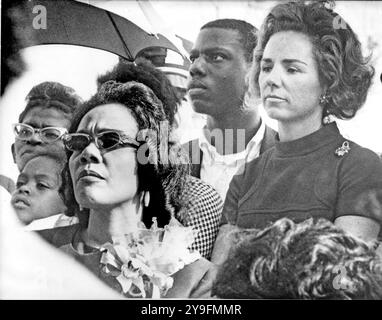 Foto del file - Washington, DC il 12 maggio 1968 mostra la signora Martin Luther King (Coretta Scott), a sinistra, e la signora Robert F. Kennedy (Ethel), a destra, insieme mentre si uniscono al primo contingente della marcia dei poveri per arrivare nella capitale della nazione. In precedenza le madri del welfare marciarono attraverso Washington per dare il via alla marcia che il dottor King concepì prima di essere assassinato a Memphis, Tennessee, il 4 aprile 1968. Questa foto è stata scattata meno di un mese prima che il senatore degli Stati Uniti Robert F. Kennedy (democratico di New York) fosse girato a Los Angeles, California, il 5 giugno 1968. - Ethel Kennedy, il wi Foto Stock