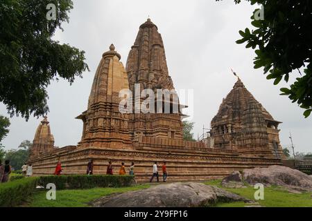 Tempio di Lakshmana. È dedicato alla forma Vaikuntha di Vishnu, costruita dal sovrano Chandella Yashovaman tra il 930-959 d.C. circa. Gruppo Khajuraho di Mo Foto Stock