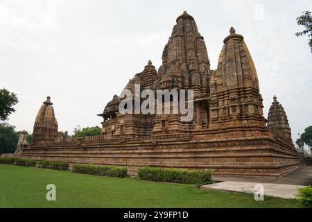 Tempio di Lakshmana. È dedicato alla forma Vaikuntha di Vishnu, costruita dal sovrano Chandella Yashovaman tra il 930-959 d.C. circa. Gruppo Khajuraho di Mo Foto Stock