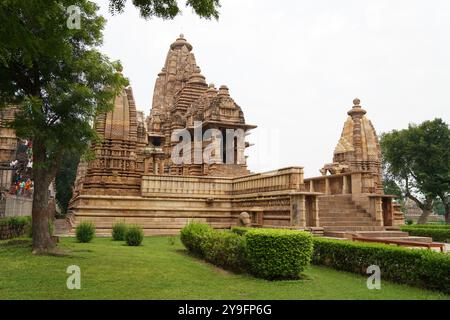 Tempio di Lakshmana. È dedicato alla forma Vaikuntha di Vishnu, costruita dal sovrano Chandella Yashovaman tra il 930-959 d.C. circa. Gruppo Khajuraho di Mo Foto Stock