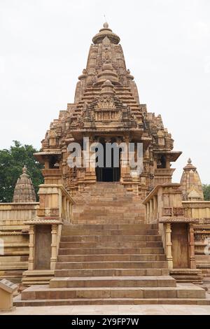 Tempio di Lakshmana. È dedicato alla forma Vaikuntha di Vishnu, costruita dal sovrano Chandella Yashovaman tra il 930-959 d.C. circa. Gruppo Khajuraho di Mo Foto Stock