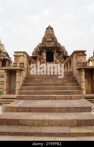 Tempio di Lakshmana. È dedicato alla forma Vaikuntha di Vishnu, costruita dal sovrano Chandella Yashovaman tra il 930-959 d.C. circa. Gruppo Khajuraho di Mo Foto Stock