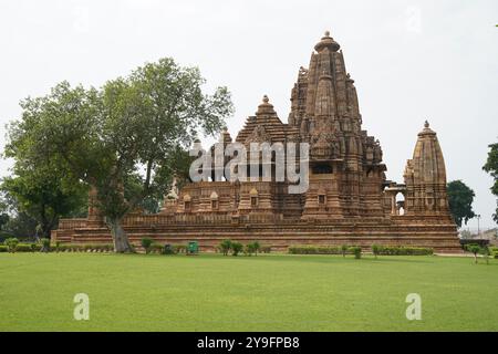 Tempio di Lakshmana. È dedicato alla forma Vaikuntha di Vishnu, costruita dal sovrano Chandella Yashovaman tra il 930-959 d.C. circa. Gruppo Khajuraho di Mo Foto Stock