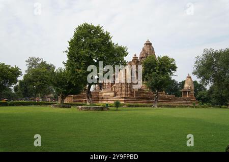 Tempio di Lakshmana. È dedicato alla forma Vaikuntha di Vishnu, costruita dal sovrano Chandella Yashovaman tra il 930-959 d.C. circa. Gruppo Khajuraho di Mo Foto Stock