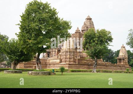 Tempio di Lakshmana. È dedicato alla forma Vaikuntha di Vishnu, costruita dal sovrano Chandella Yashovaman tra il 930-959 d.C. circa. Gruppo Khajuraho di Mo Foto Stock