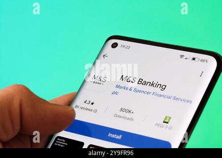 App M&S Banking visualizzata sullo schermo di uno smartphone con oltre 500 download e una valutazione di 4,3 stelle su Google Play Store. Stafford, Regno Unito, Octobe Foto Stock