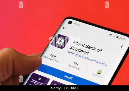 L'app Royal Bank of Scotland viene visualizzata sullo schermo dello smartphone, evidenziando le recensioni degli utenti e le statistiche di download. Stafford, Regno Unito, 9 ottobre 202 Foto Stock