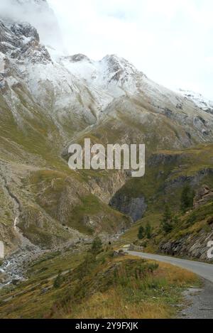 Prosegui lungo il Colle de l'Iseran's Rugged Terrain Foto Stock