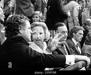 New York, NY - (FILE) -- il senatore degli Stati Uniti Edward M. "Ted" Kennedy (Democratico del Massachusetts), ha lasciato, condivide alcuni pensieri con sua cognata Ethel Kennedy, al centro di sinistra, nella V.I.P. Box alla Convention Nazionale Democratica del 1976 a New York, New York il 15 luglio 1976. Al centro di destra c'è il governatore Hugh Carey (democratico di New York), e sulla destra c'è Joseph P. Kennedy, II, figlio maggiore del defunto senatore degli Stati Uniti Robert F. Kennedy (democratico di New York) e Ethel Kennedy. Crediti: Arnie Sachs/CNP Foto Stock