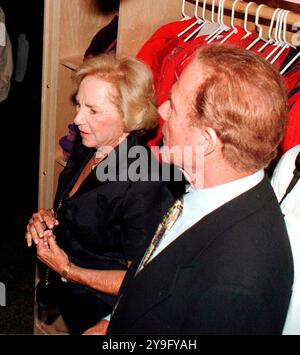 In questa foto datata 21 aprile 1998, Frank Gifford, Right, e Ethel Kennedy, a sinistra, visita la nuova controversa mostra sugli sweatshops allo Smithsonian Museum of American History di Washington, DC la famiglia di Gifford ha annunciato che è morto domenica 9 agosto 2015. Credito: Ron Sachs/CNP Foto Stock