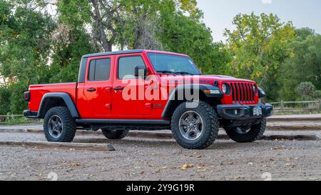 Fort Collins, Colorado, Stati Uniti d'America - 2 ottobre 2024: Un nuovo pick-up Jeep Gladiator, modello Rubicon in un parcheggio a rimorchio. Foto Stock