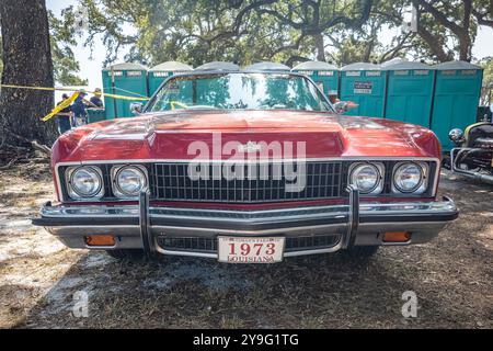 Gulfport, MS - 3 ottobre 2023: Vista frontale ad alta prospettiva di una Chevrolet Caprice Convertibile del 1973 in una mostra di auto locale. Foto Stock