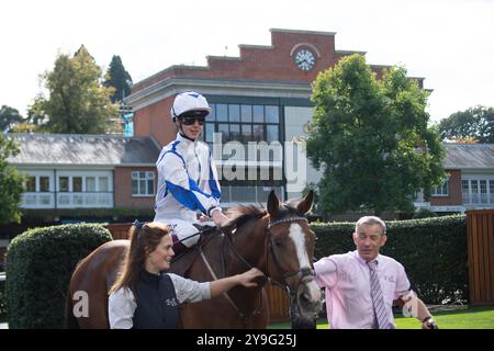 Ascot, Berkshire, Regno Unito. 4 ottobre 2024. IL GUERRIERO MERCIANO guidato da Jack Nicholls vince le prove per handicap di Molton Brown Amateur Jockeys’ Handicap Stakes (classe 4) (per i piloti dilettanti maschi) al BetMGM Autumn Friday Raceday presso Ascot Racecourse nel Berkshire. Proprietario della Buckingham Partnership II, Trainer Eve Johnson Houghton, Blewbury, breeder Conor McCormack, Sponsor ABM Catering Limited. Crediti: Maureen McLean/Alamy Foto Stock