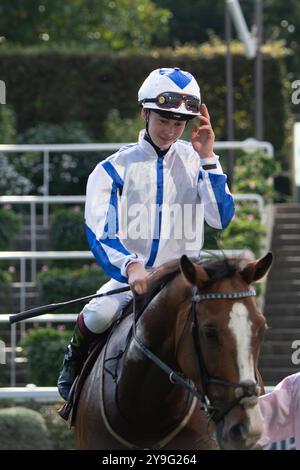 Ascot, Berkshire, Regno Unito. 4 ottobre 2024. IL GUERRIERO MERCIANO guidato da Jack Nicholls vince le prove per handicap di Molton Brown Amateur Jockeys’ Handicap Stakes (classe 4) (per i piloti dilettanti maschi) al BetMGM Autumn Friday Raceday presso Ascot Racecourse nel Berkshire. Proprietario della Buckingham Partnership II, Trainer Eve Johnson Houghton, Blewbury, breeder Conor McCormack, Sponsor ABM Catering Limited. Crediti: Maureen McLean/Alamy Foto Stock