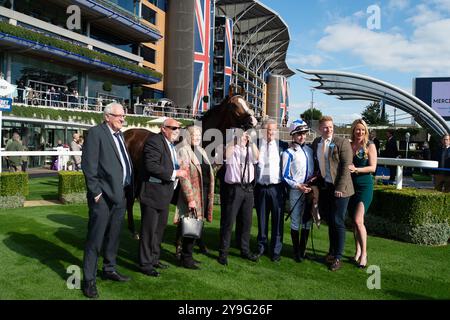 Ascot, Berkshire, Regno Unito. 4 ottobre 2024. IL GUERRIERO MERCIANO guidato da Jack Nicholls vince le prove per handicap di Molton Brown Amateur Jockeys’ Handicap Stakes (classe 4) (per i piloti dilettanti maschi) al BetMGM Autumn Friday Raceday presso Ascot Racecourse nel Berkshire. Proprietario della Buckingham Partnership II, Trainer Eve Johnson Houghton, Blewbury, breeder Conor McCormack, Sponsor ABM Catering Limited. Crediti: Maureen McLean/Alamy Foto Stock