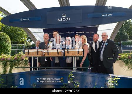 Ascot, Berkshire, Regno Unito. 4 ottobre 2024. IL GUERRIERO MERCIANO guidato da Jack Nicholls vince le prove per handicap di Molton Brown Amateur Jockeys’ Handicap Stakes (classe 4) (per i piloti dilettanti maschi) al BetMGM Autumn Friday Raceday presso Ascot Racecourse nel Berkshire. Proprietario della Buckingham Partnership II, Trainer Eve Johnson Houghton, Blewbury, breeder Conor McCormack, Sponsor ABM Catering Limited. Crediti: Maureen McLean/Alamy Foto Stock